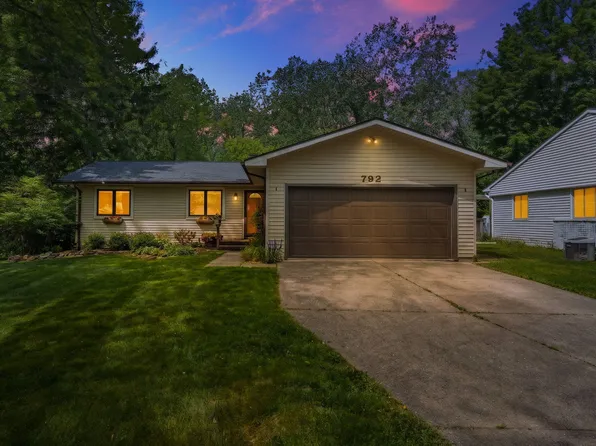 792 Knollwood Ct, Saline, MI 48176
