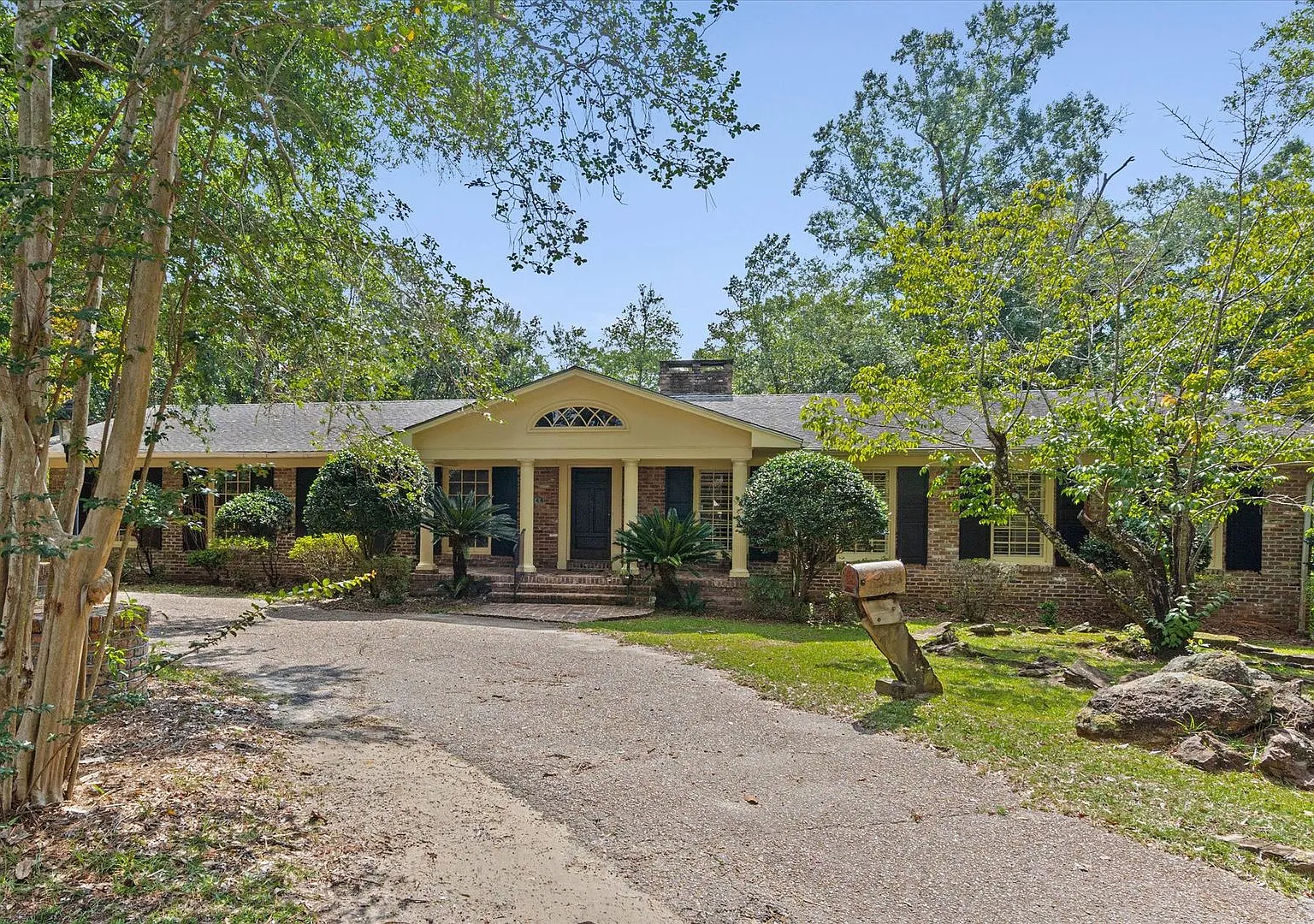 Rare Property on 2.5 Acres in the Heart of Spring Hill — Photo 1