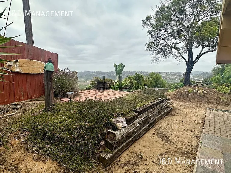 2031 Crest Dr — Photo 5