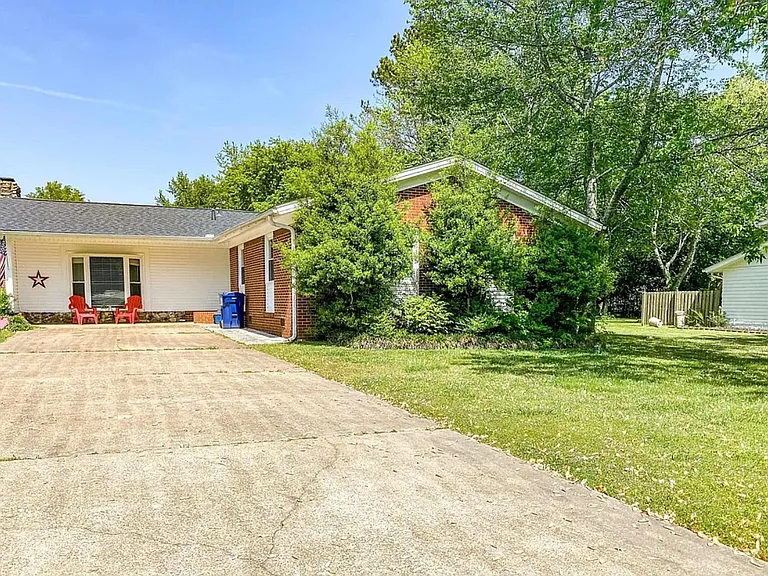 1004 Mahan Dr — Photo 2
