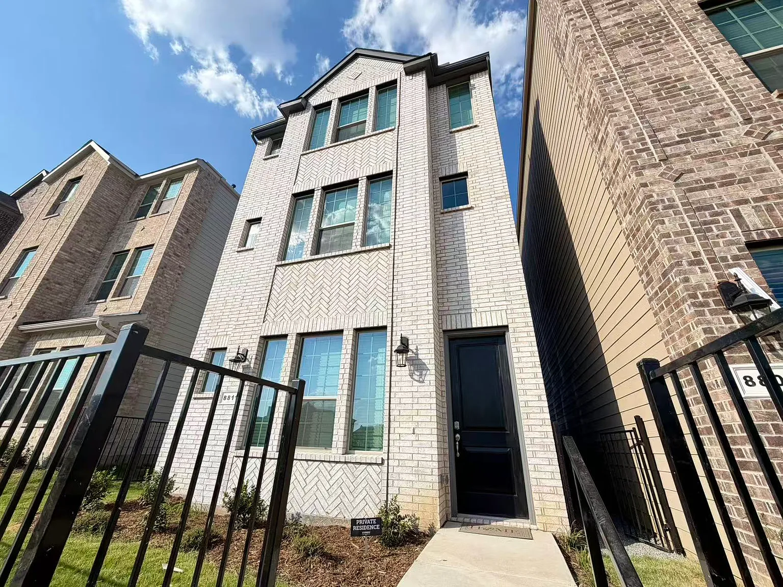 4 bed, 1727 sqft, $3,180 — Photo 4