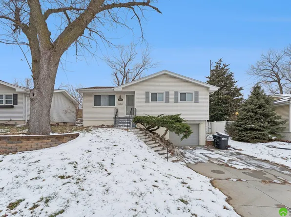 4864 S 143rd St, Omaha, NE 68137