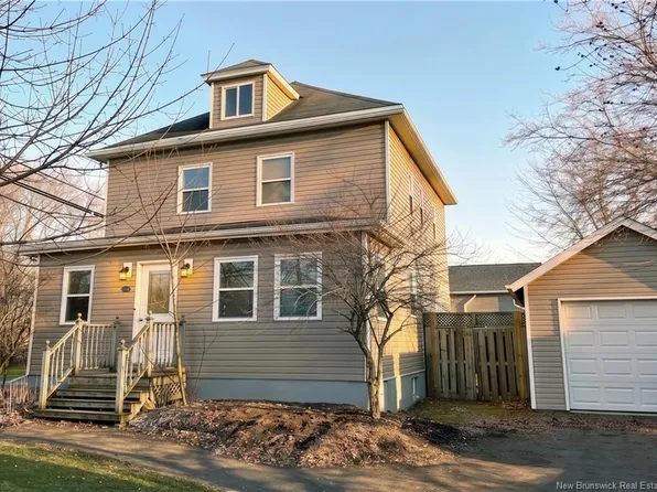 114 Pleasant St, Moncton, NB E1A 2V2