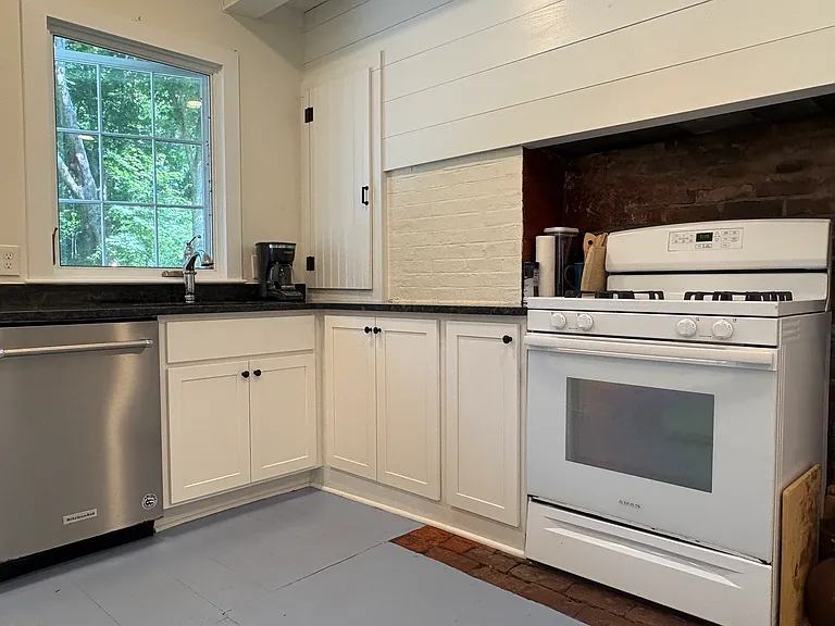 528 Third Beach Rd — Photo 7