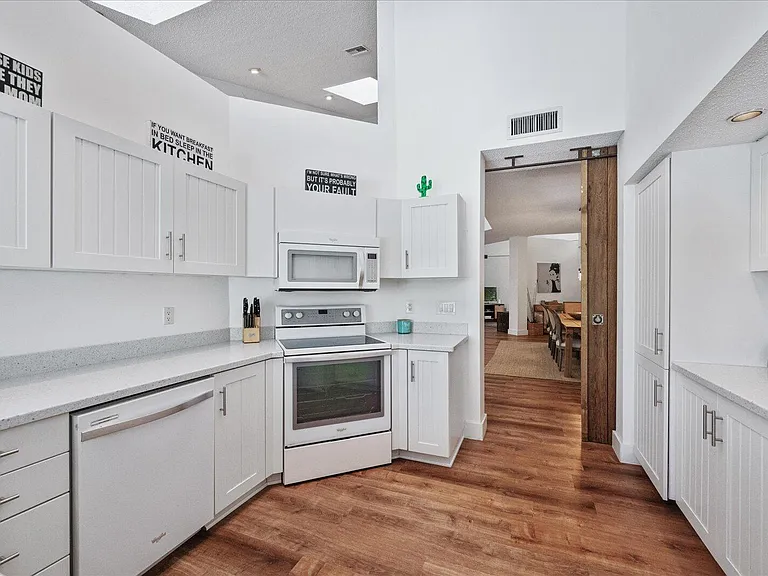 2585 Sheltingham Dr — Photo 14