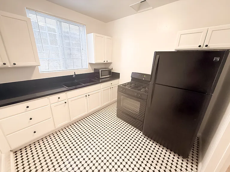 1421 1/4 N Hayworth Ave #21-1/4 — Photo 3