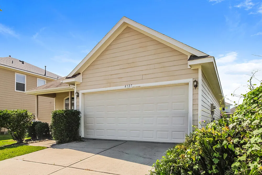 3 bed, 2.0 bath, 1594 sqft, $1,760 — Photo 3