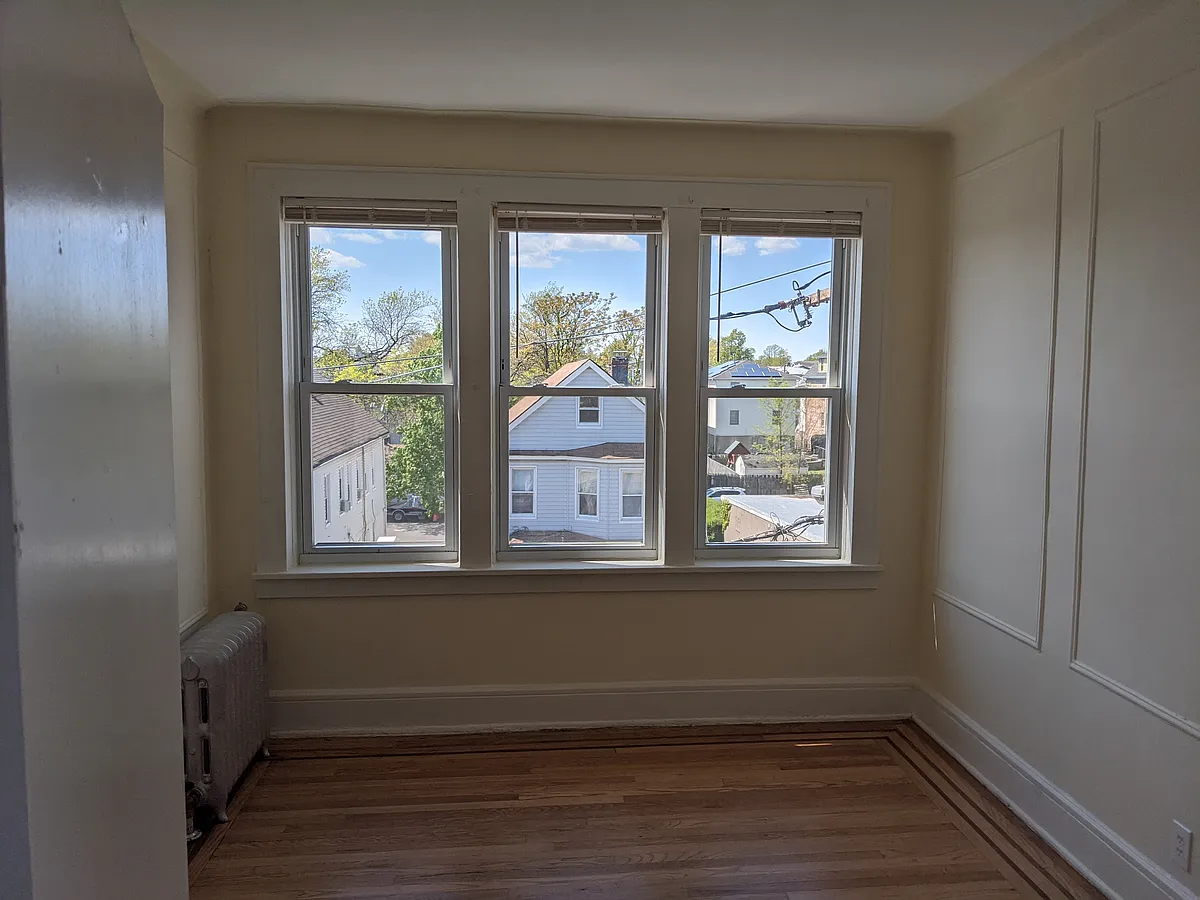 Building Photo - 18 E Price St #12