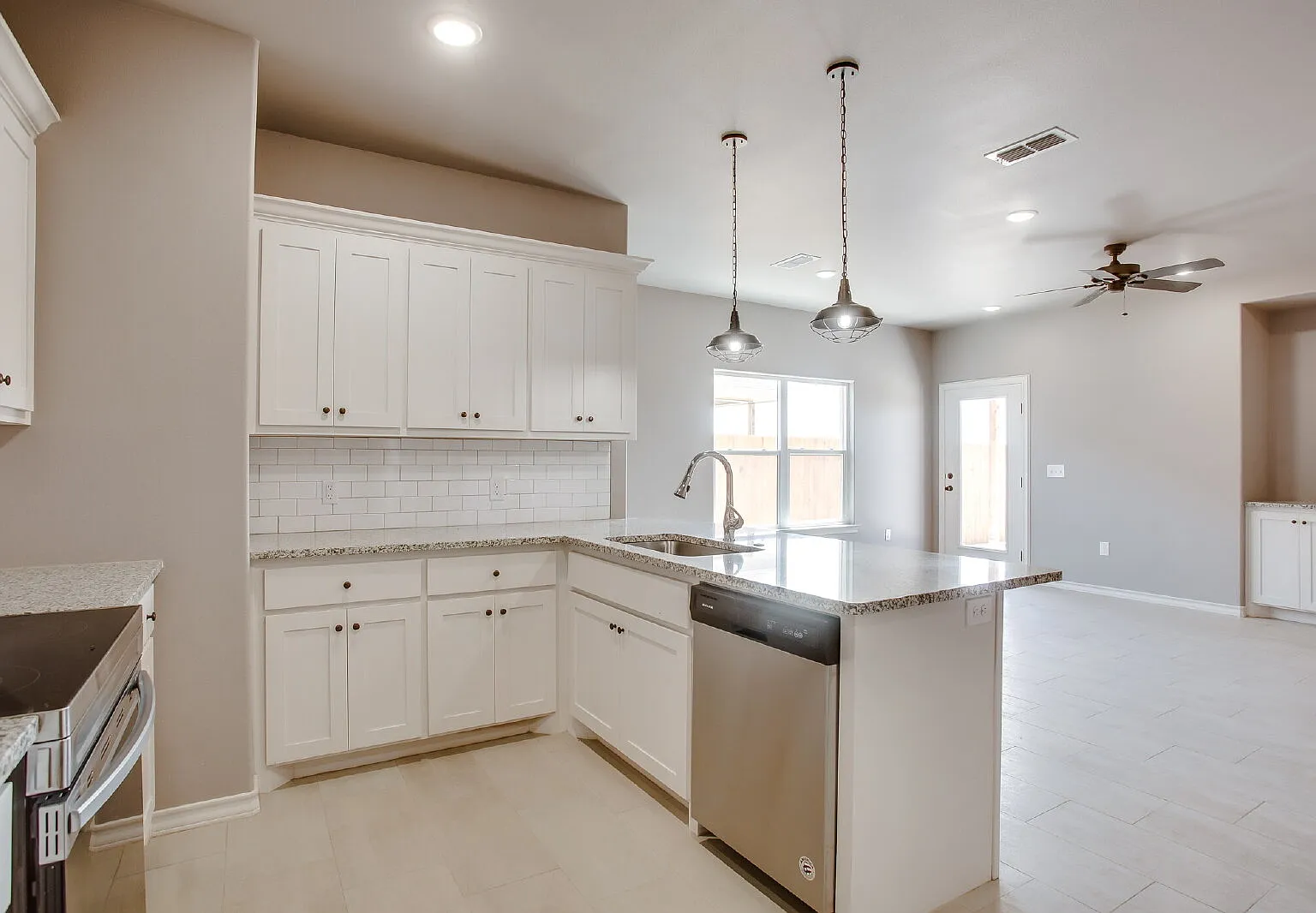 3 bed, 2.0 bath, 1307 sqft, $1,495 — Photo 4