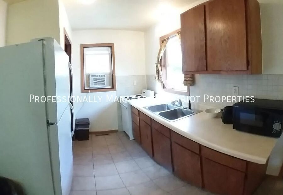 1st image of 1205 Lakeview Dr
