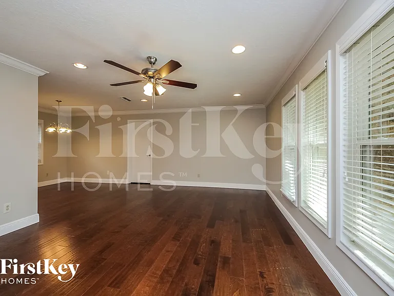 2409 Brookside Ave — Photo 3