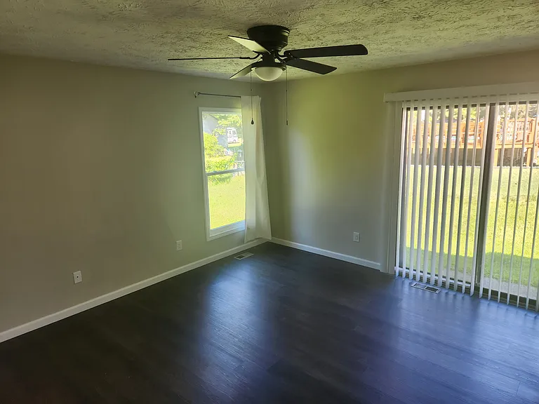 1040 Christina St — Photo 9