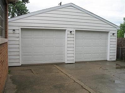 4th image of 220 E 16th St
