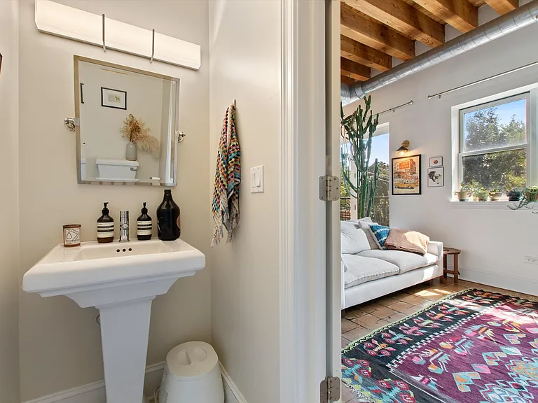 2310 W Nelson St #301 — Photo 8