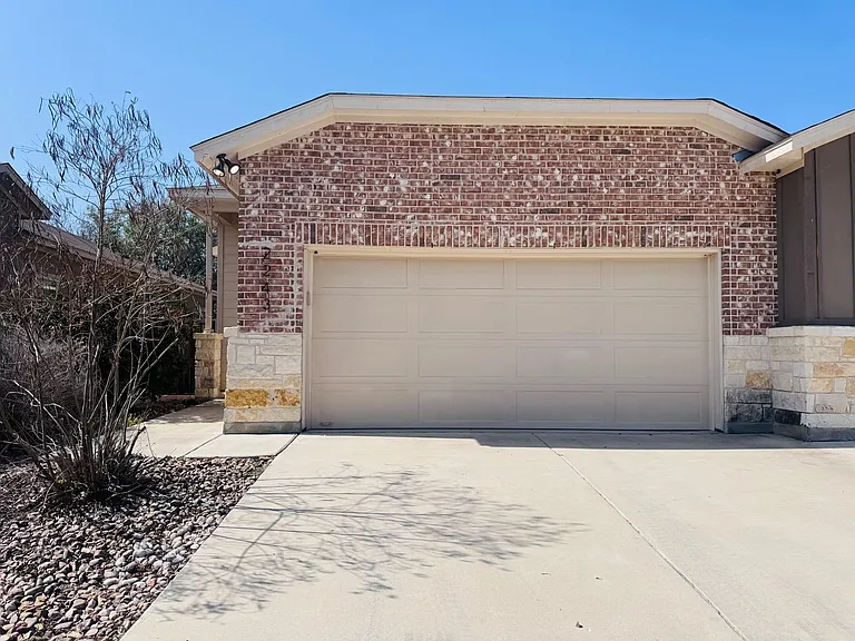 2243 Avery Vlg — Photo 2