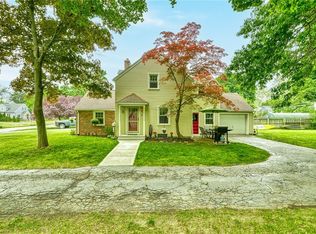 200 Hedgegarth Dr, Rochester, NY 14617