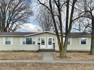 216 S 12th St, Chariton, IA 50049