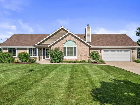 2803 Ridgeline CIRCLE, Waukesha, WI 53188