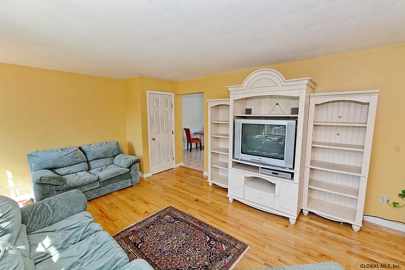 4th image of 44 BLAKELY Court