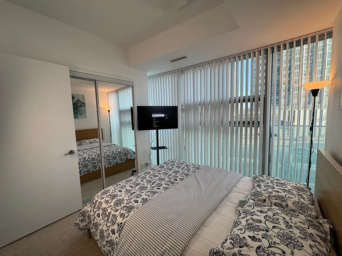 Master Room - York St & Bremner Blvd — Photo 2