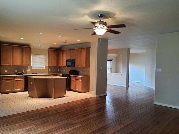 3rd image of 909 Hyde Park Dr