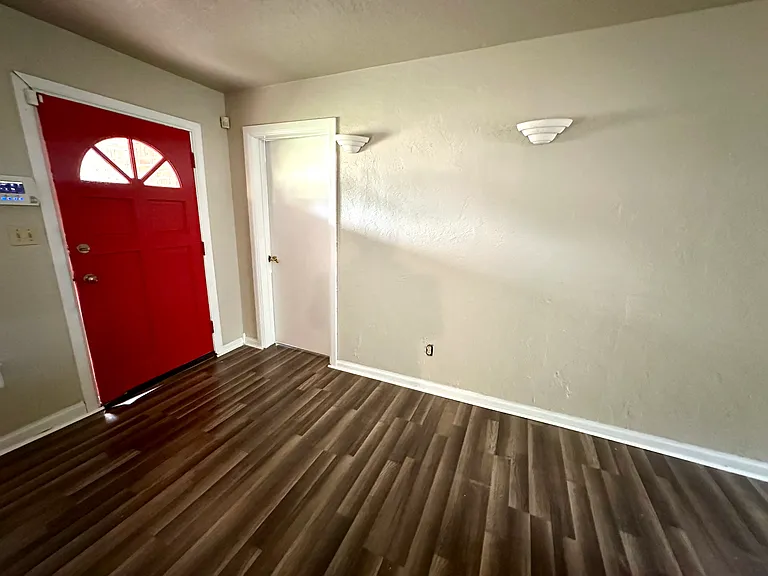 1405 Carlisle Ct — Photo 3