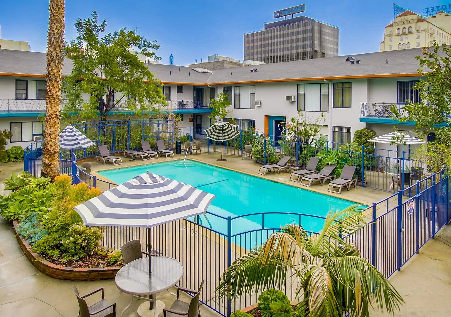 Hollyview Apartments — Photo 1