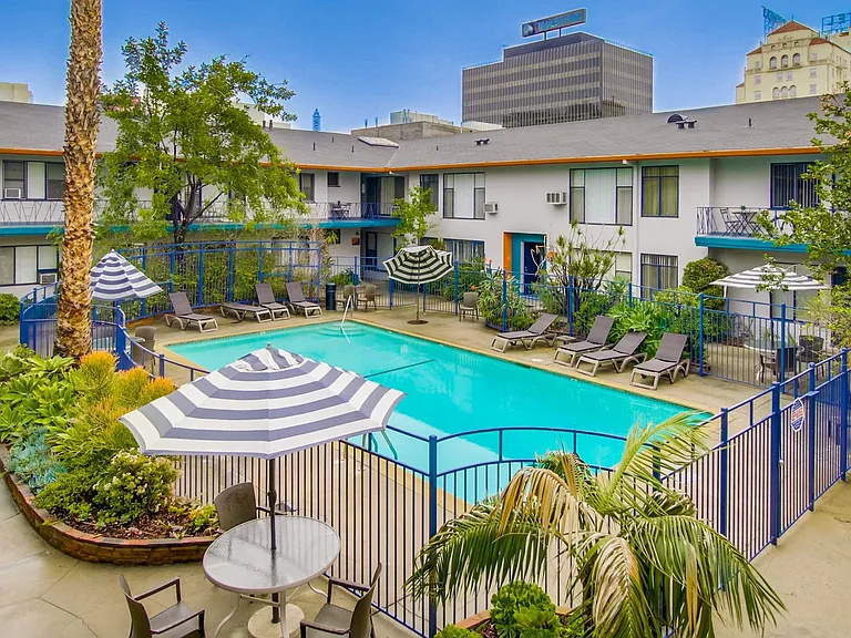 Hollyview Apartments — Photo 2