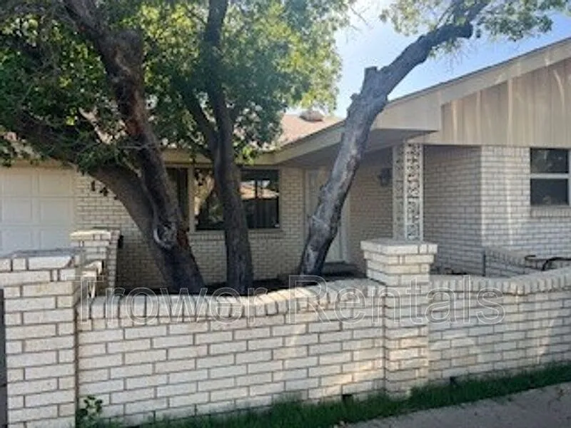 3 bed, 2.0 bath, 1747 sqft, $2,000 — Photo 2