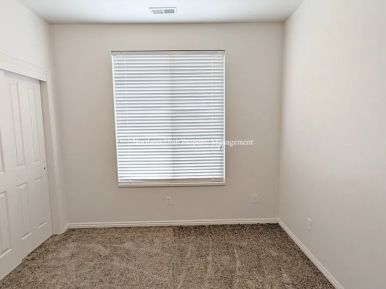 942 Chelsea Ln — Photo 10