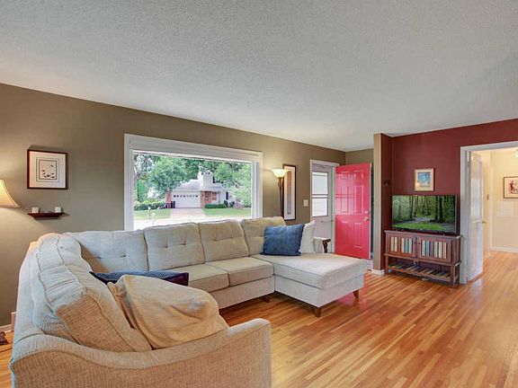 5th image of 1368 Price Ave E