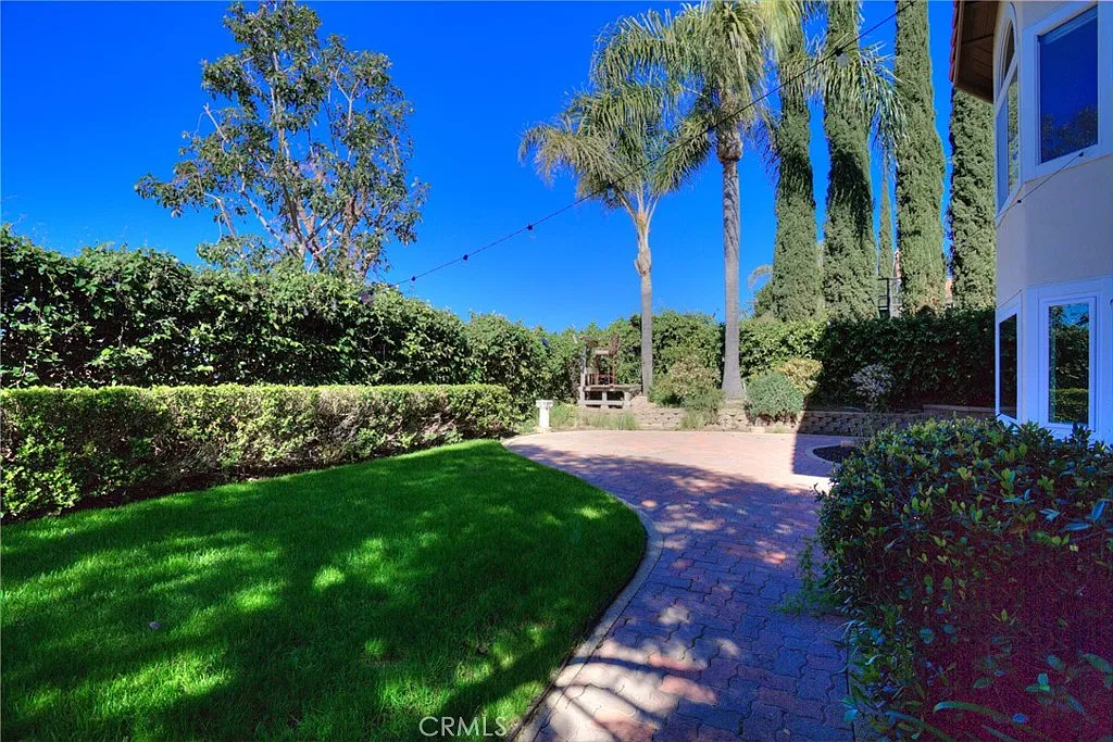 4 bed, 2609 sqft, $6,295 — Photo 2