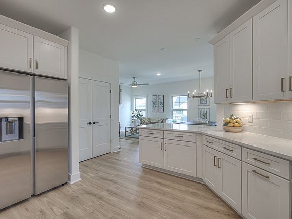 4th image of 645 Swanston Ln