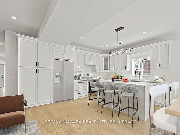 4th image of 185 B Rykert St