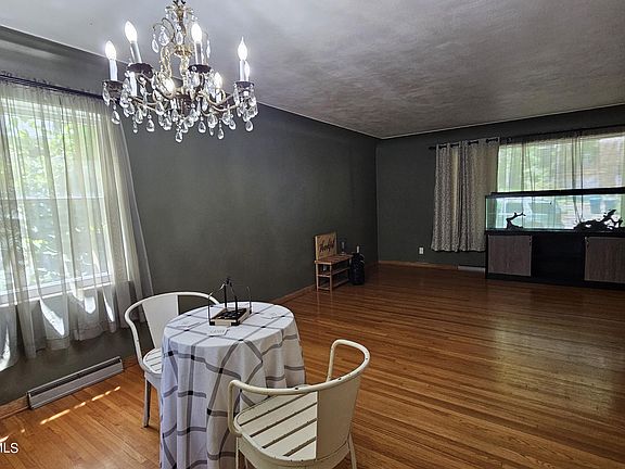 3rd image of 140 Bolton Dr