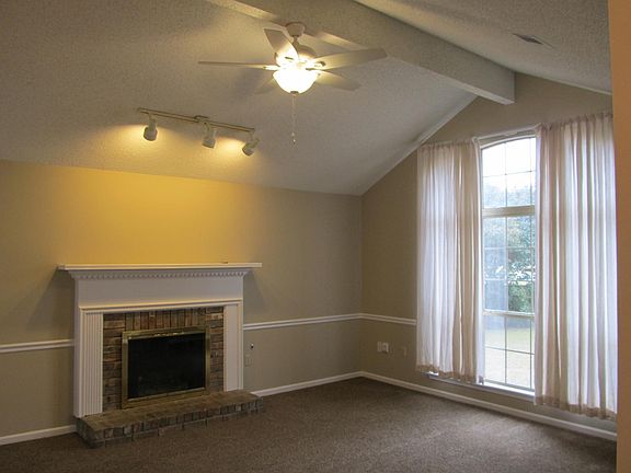 Living room (fresh paint and high ceilings)