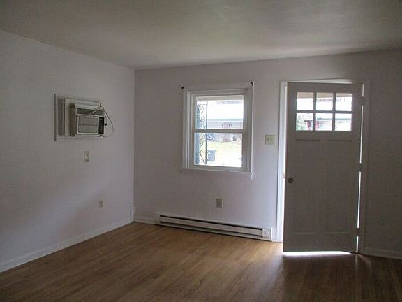 3rd image of 8 Kenalcon Dr