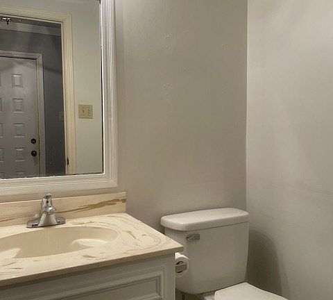 3rd image of 3210 Elma Dr