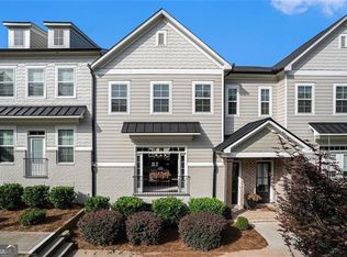 10045 River Rock Dr, Roswell, GA