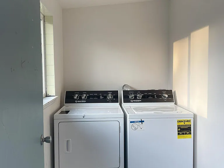 Shared laundry rm