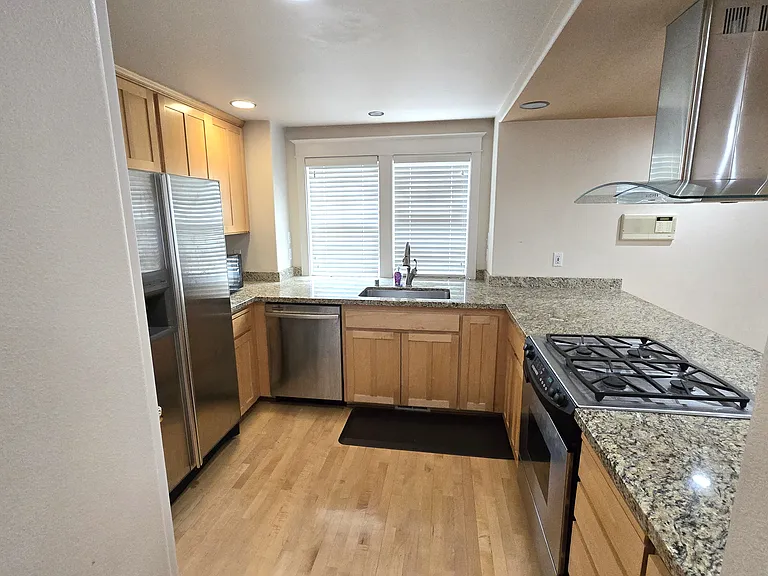 7724 E Green Lake Dr N — Photo 8