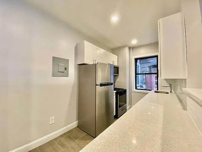 141 Nagle Ave #2G — Photo 2