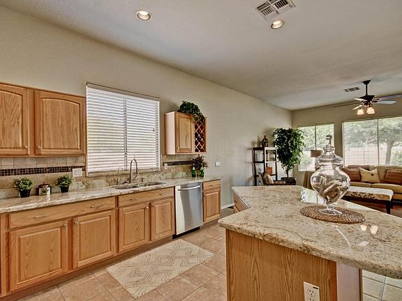 4th image of 744 E Wood Dr