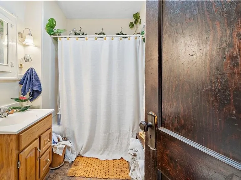 127 Beethoven St #C — Photo 6