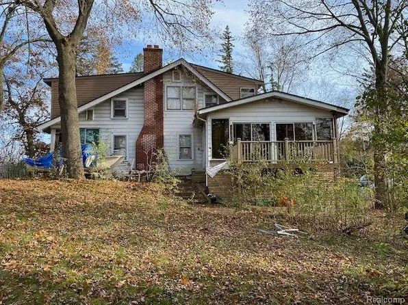 1614 Ray Ct, Lake Orion, MI 48362