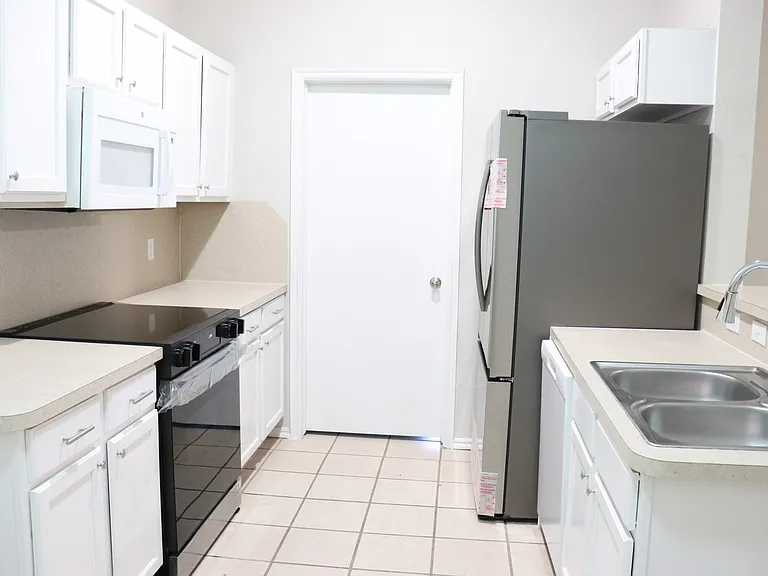1215 Eastgate Dr — Photo 5