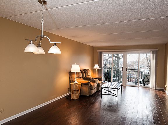3rd image of 3950 W Bryn Mawr Ave APT 404