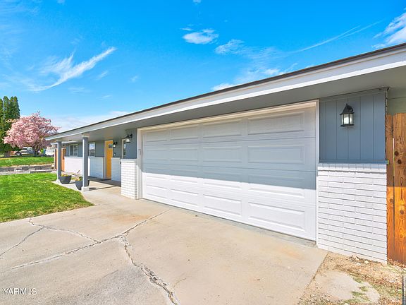 Garage and walkway to entry