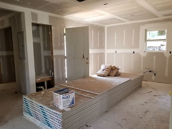 5th image of 1001 N Loraine St