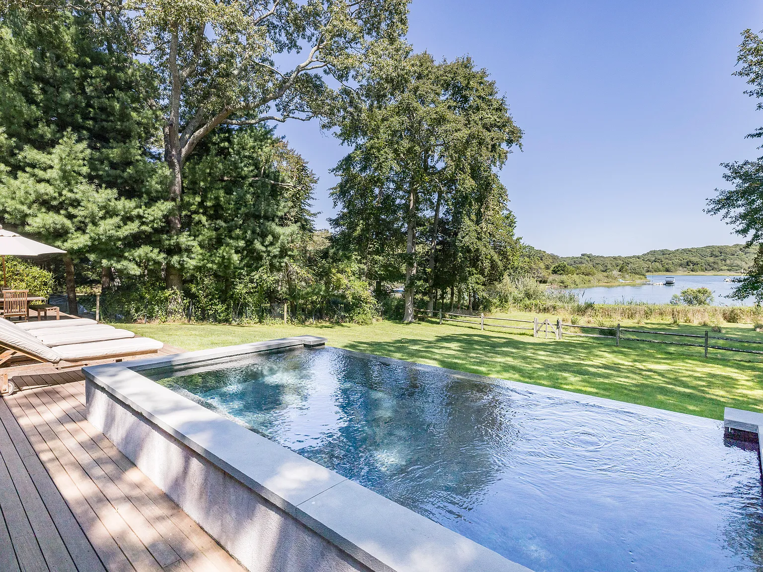 Chic Waterfront Retreat in Hampton Waters — Photo 4